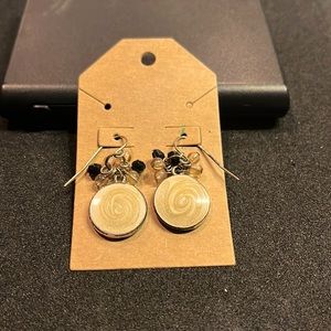 Dangling drop earrings